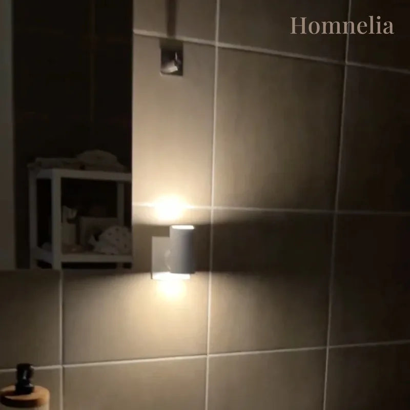 Applique murale LED allumée dans une pièce