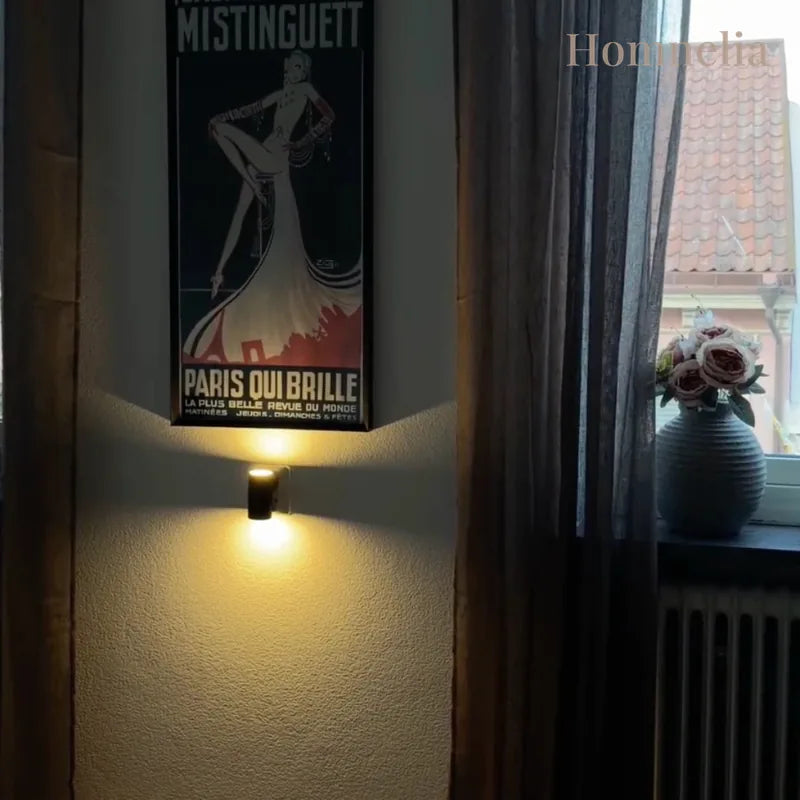 Applique murale LED allumée dans une pièce