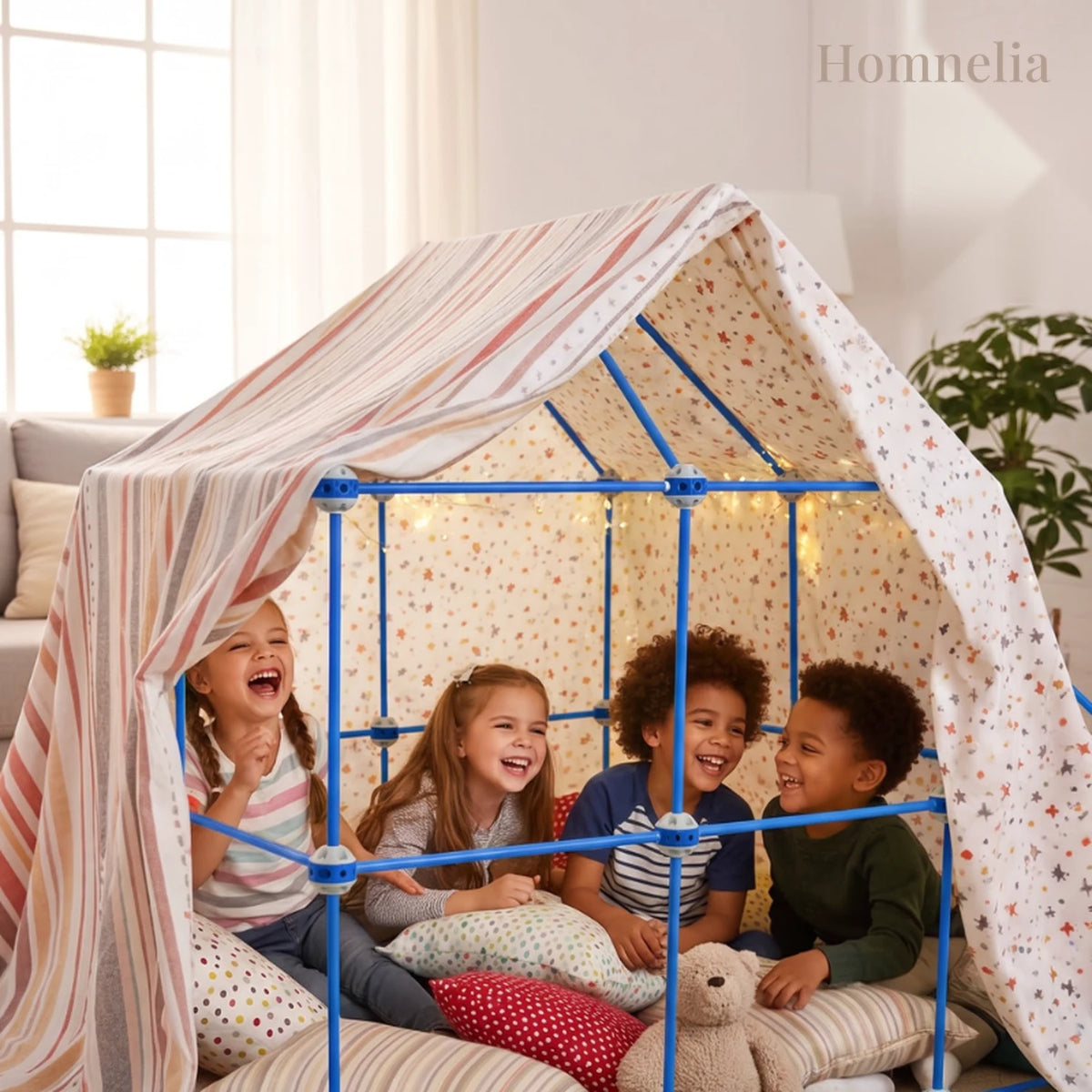 Enfants qui jouent sous une cabane construite avec le kit