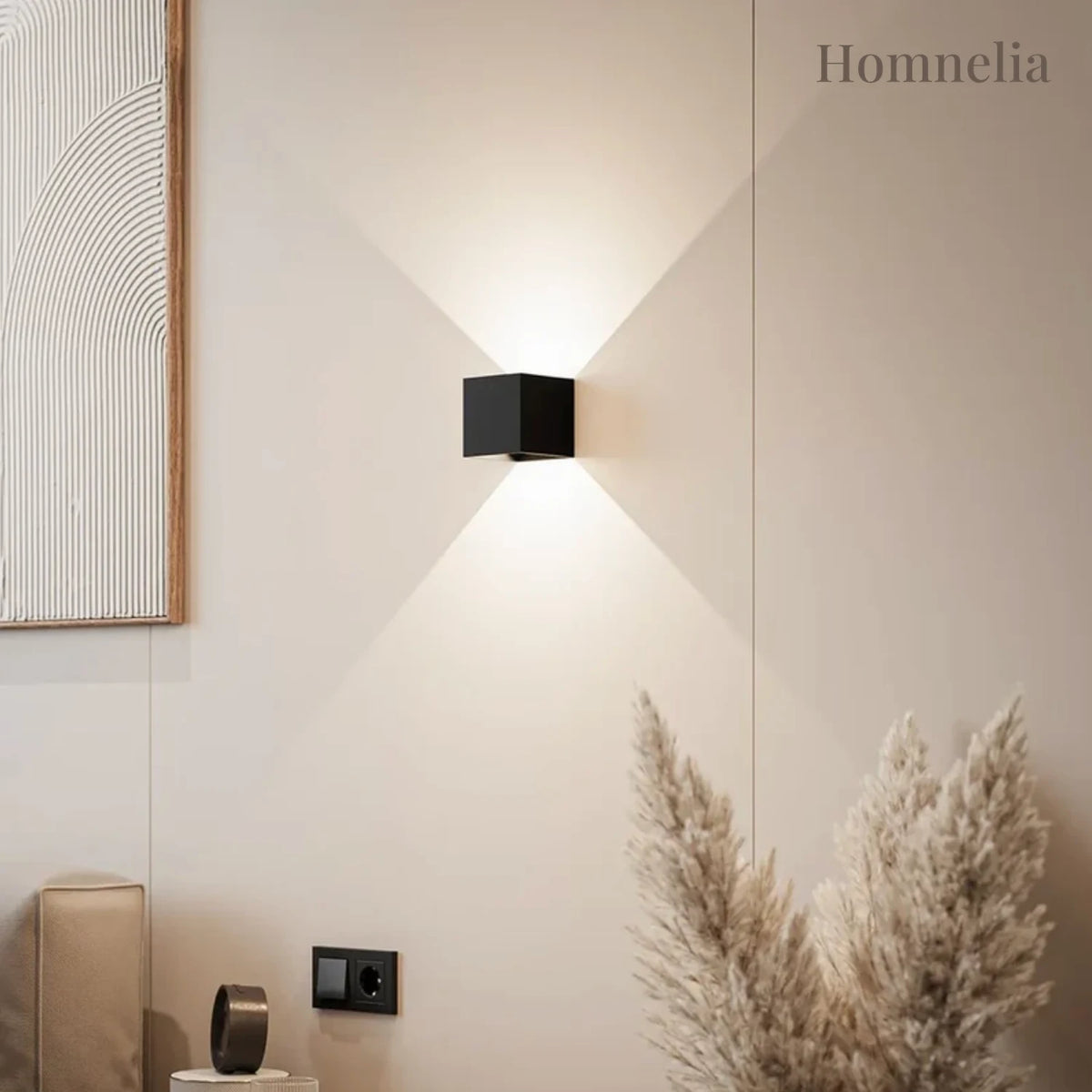 Lampe cube LED noire allumée au mur