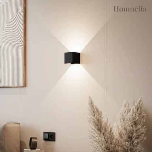 Lampe cube LED noire allumée au mur