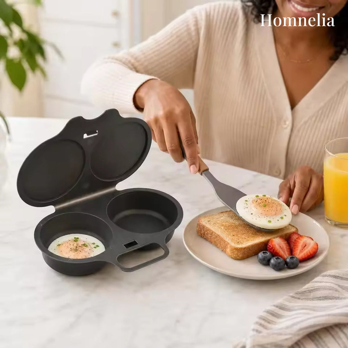Œuf poché servi sur un toast à la sortie du pocheur à œufs