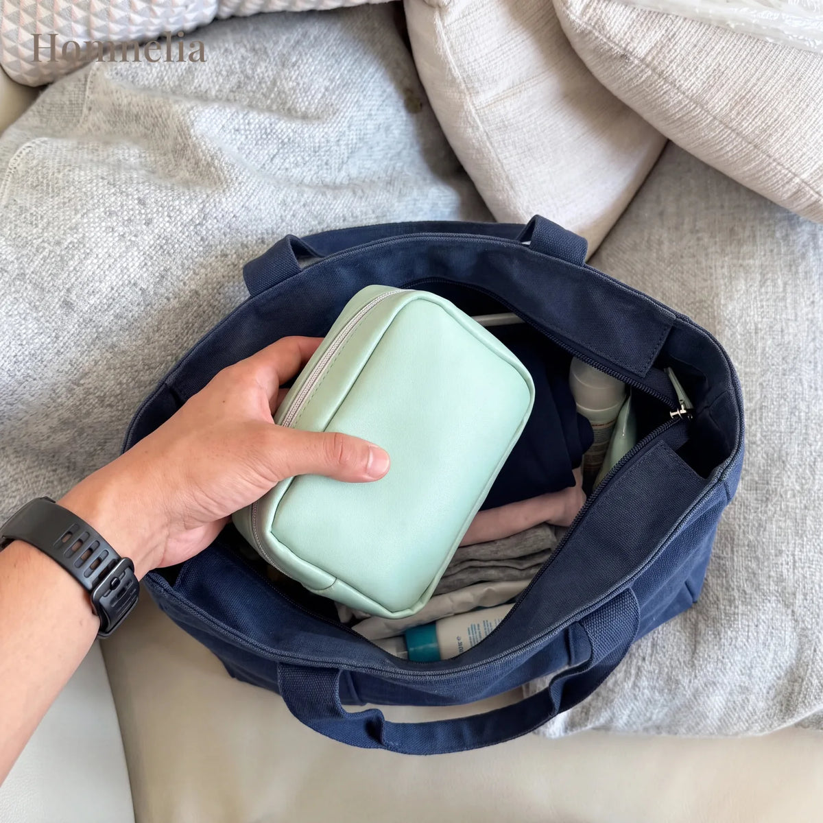 Trousse à médicaments glissée dans un sac à main