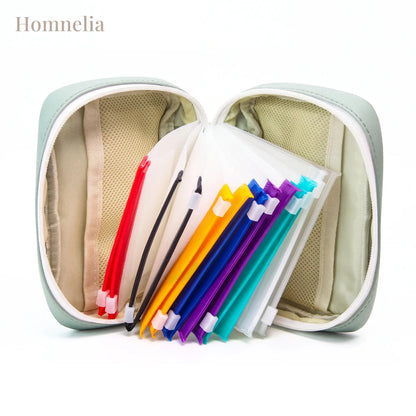 Trousse à médicaments ouverte avec ses 14 pochettes zippées